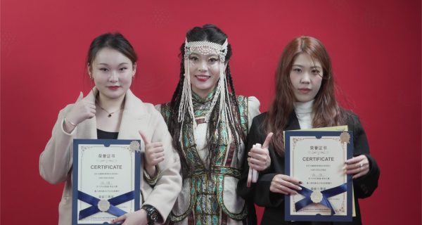 参赛选手与模特展示获奖证书 (1)