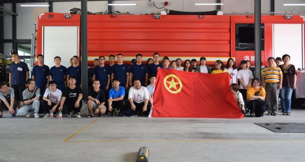 在消防队过团日