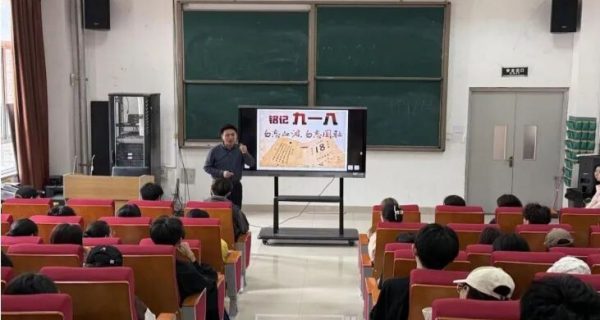 思政课教师讲课